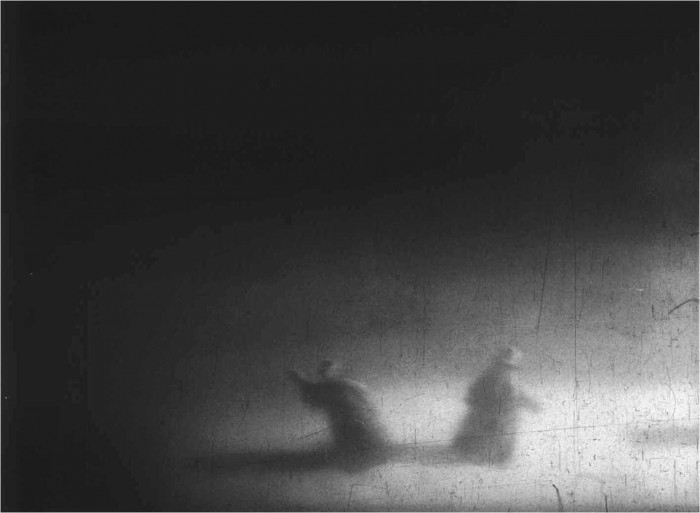 Юрий Норштейн. Чиновник брасает шляпу в темноту. Кинокадр из фильма «Шинель», 1985
