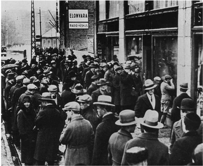 Утро 5 апреля 1932 года, очередь у магазина напитков Alko Фото — Архив Хельсинкского музея гостиниц и ресторанов