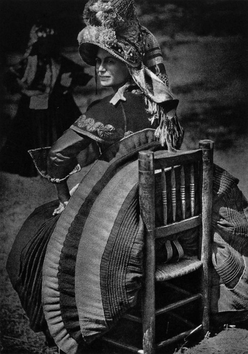 Ортис Эчагуэ. Сидящая женщина из Монтеермосо, 1931 Фото — Fondo Fotográfico, Universidad de Navarra