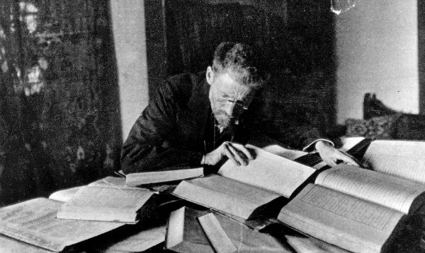 Eliezer_Ben-Yehuda_at_his_desk_in_Jerusalem_-_c1912